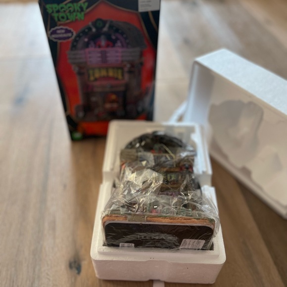 LEMAX SPOOKY TOWN: Zombie Records 🖤🧟‍♂️ Halloween Village/Miniature Building - Picture 3 of 11